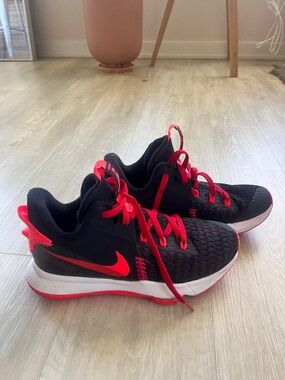 Nike LeBron Witness 5 in "Bred"  size M 8.5